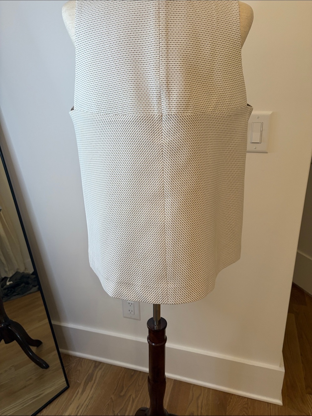 ANN MASHBURN White and Tan Textured Sleeveless V-Notch Top - Picture 5 of 8